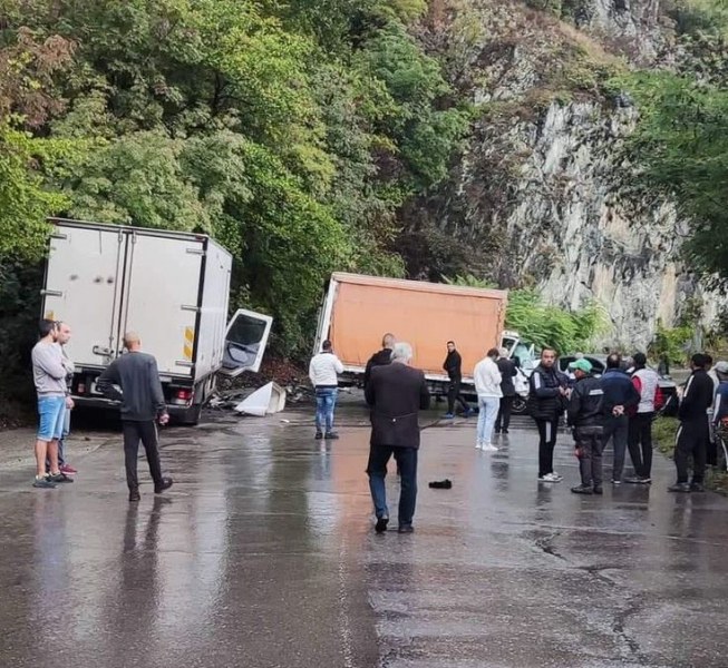 Два камиона се блъснаха на пътя за Самоков, движението е спряно СНИМКИ