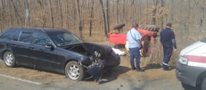 Водач на автомобил загина, след като се заби в трактор