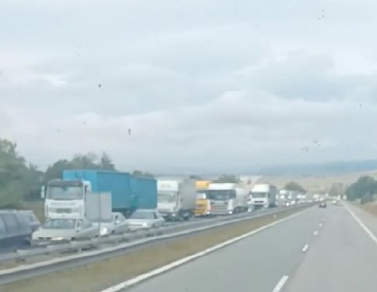 Тежка верижна катастрофа стана на автомагистрала Тракия“. За това сигнализират