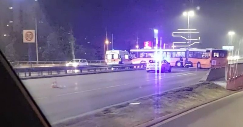Автобус се заби в мантинела в София СНИМКИ