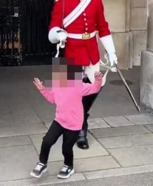 Кралски гвардеец разплака малко момиченце във Великобритания. Той е заснет