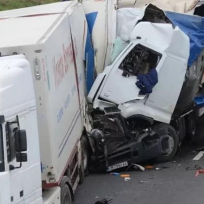 Вчера шофьор на камион издъхна в тежка катастрофа на пътя