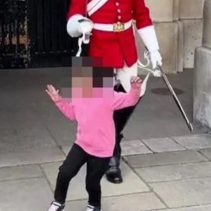 Кралски гвардеец разплака малко момиченце във Великобритания Той е заснет