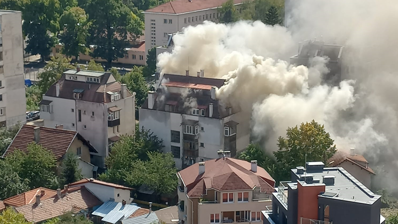 Пожар лумна в жилищна сграда в столицата СНИМКИ+ВИДЕО