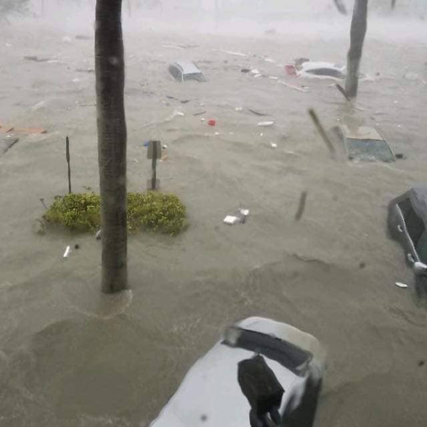 Ураганът Иън създава катастрофални метеорологични условия, докато навлиза във Флорида,
