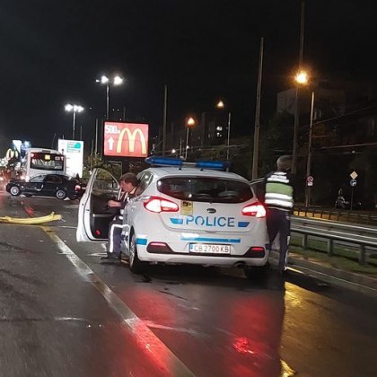 БМВ помете такси край спирка в София СНИМКИ