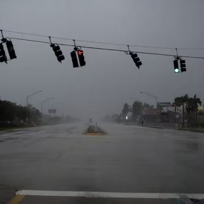 Тежки наводнения във Флорида Ураганът Иън вече достигна американския бряг