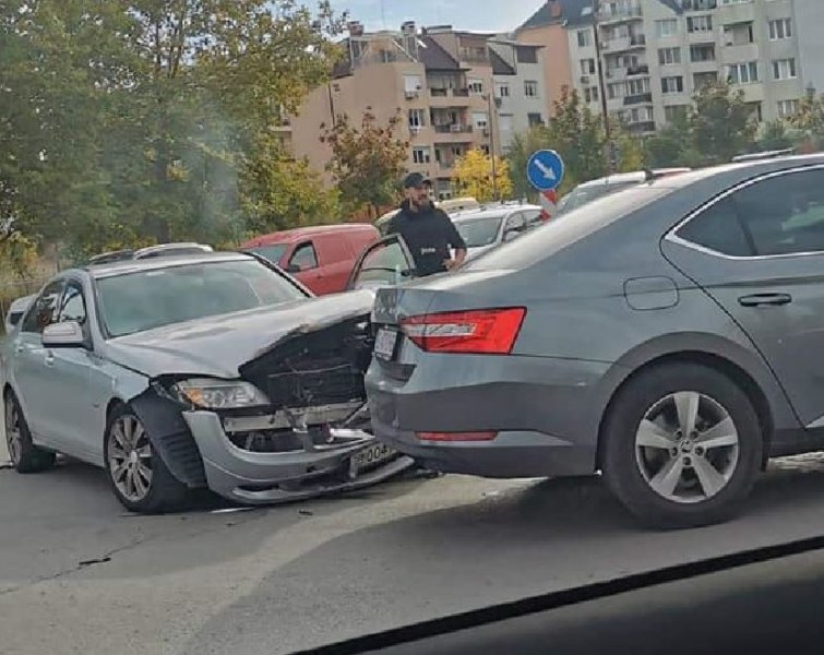Нов инцидент в София! Две коли се блъснаха на булевард СНИМКИ