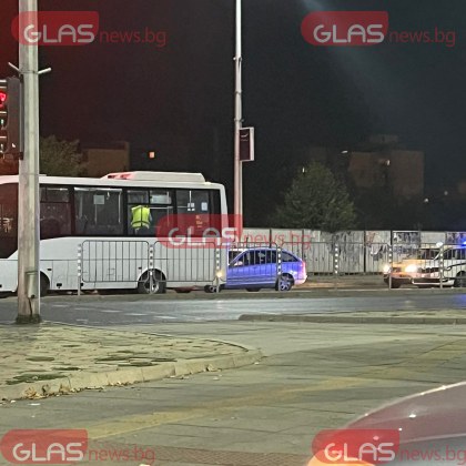 Автобус на аварийни е спрял в момента на Сточна гара