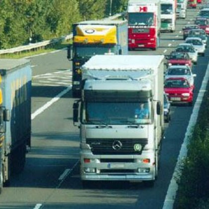 Сърбия обмисля да забрани на камионите да изпреварват на магистрали