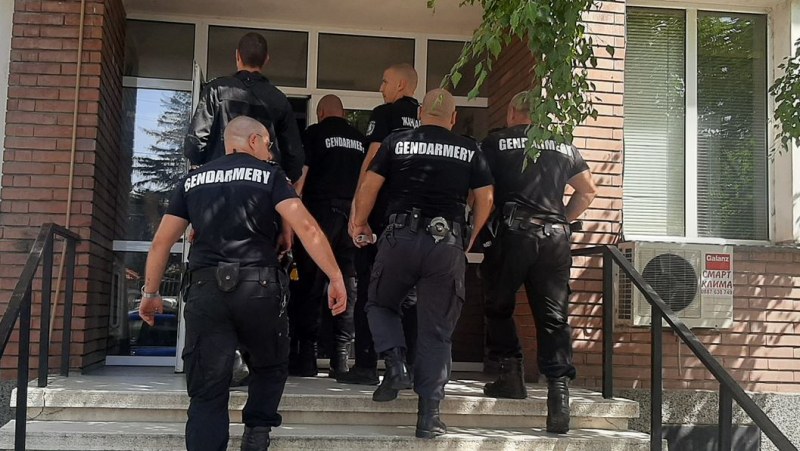 Специализирана полицейска операция се провежда в столичния квартал Христо Ботев.Проверяват