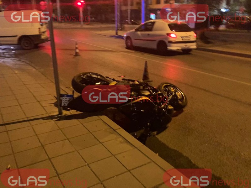 Удар между кола и мотор в Пловдив! Мотористът е ранен СНИМКИ