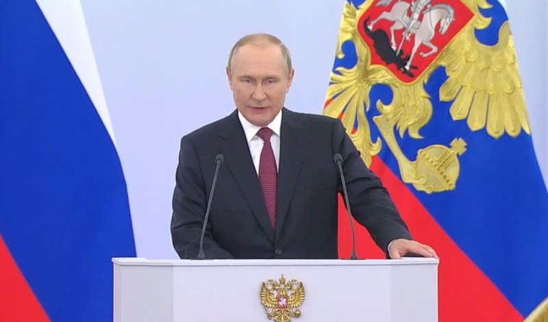 Започва официалната церемония, на която президентът Владимир Путин обявява присъединяването