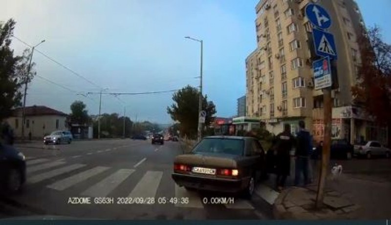 Поредна агресия на пътя. Спор между пешеходци, шофьор и пътник