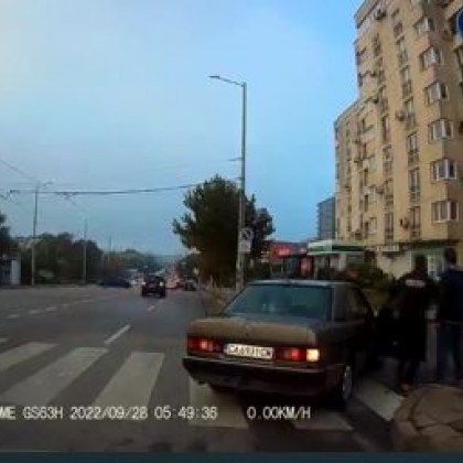 Поредна агресия на пътя Спор между пешеходци шофьор и пътник
