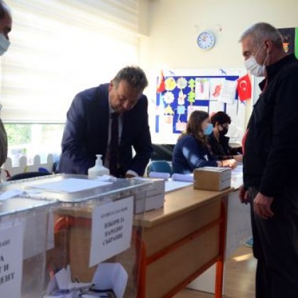 Изборният ден в Турция започва с най-много секции зад граница,