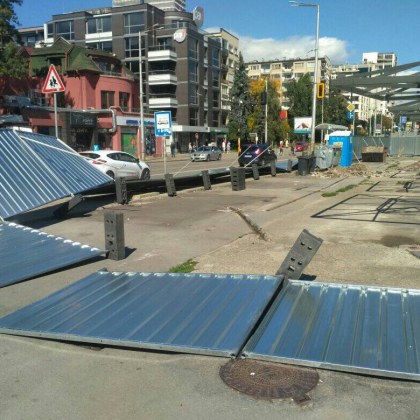Силният вятър в София днес събори метални ограждения Поривите на