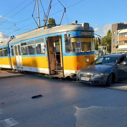 Катастрофа между трамвай и кола в София За това сигнализират