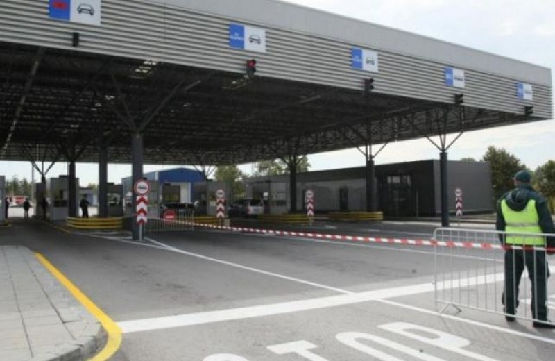 Акция на ГДБОП затруднява преминаването на автобуси през граничен пункт