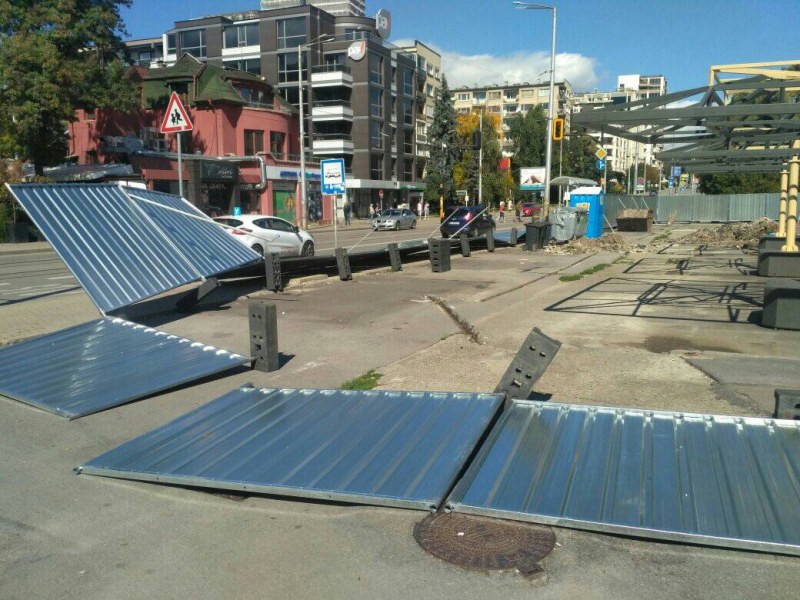Силният вятър в София събори метална ограда СНИМКИ