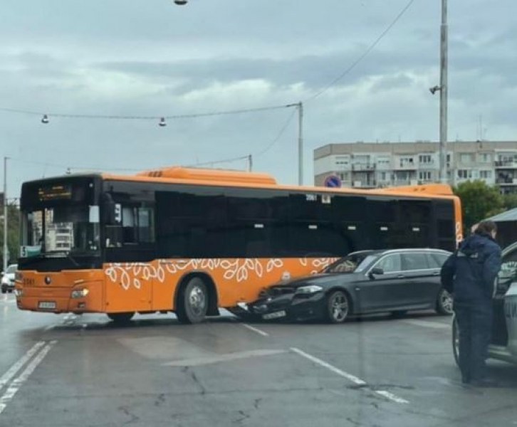 Автобус и БМВ се блъснаха, щетите са сериозни СНИМКА