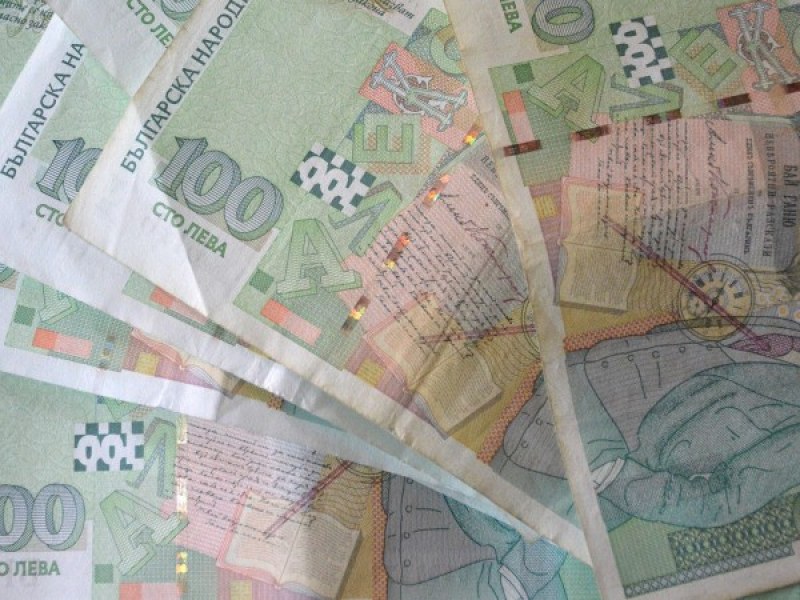 Крадец задигна голяма сума пари, изпусна ги по пътя
