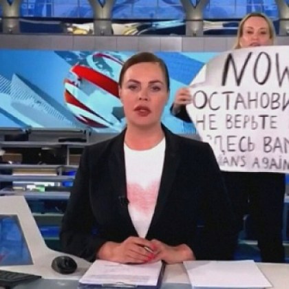 Руската телевизионна журналистка Марина Овсянникова която стана известна със своя