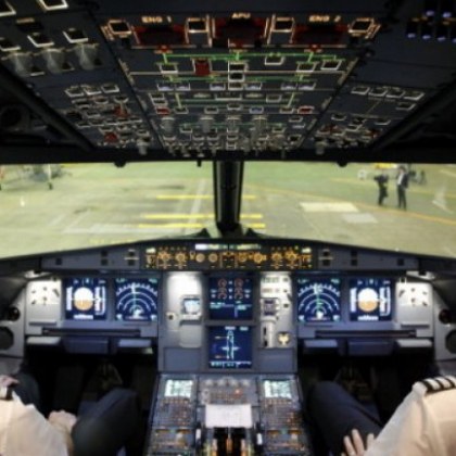 Когато пилотите управляват самолет те разговарят помежду си – и