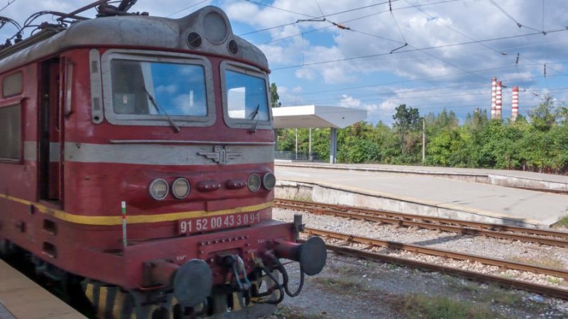 Жена е била блъсната от пътнически влак в Ловеч. Той