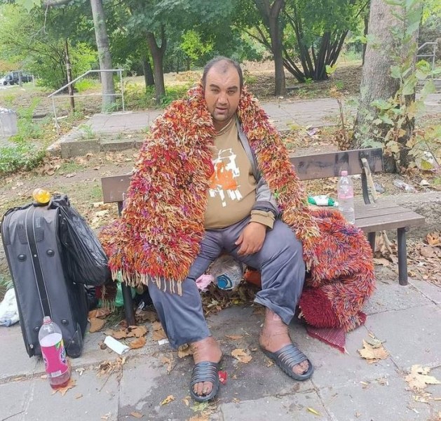 Мъж с ТЕЛК живее на пейка пред болница! Медици се чудят как е жив