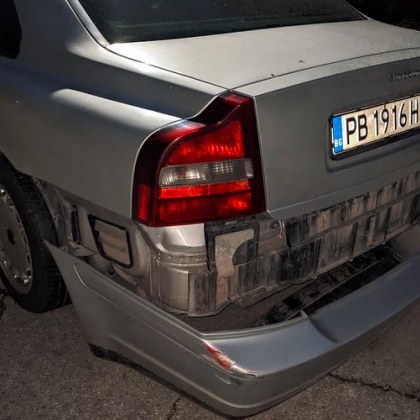 Неизвестен шофьор е отнесъл задната броня на автомобил в Пловдив
