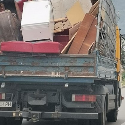 Камион натоварен със всякакви уреди и мебели втрещи шофьори Проблемът