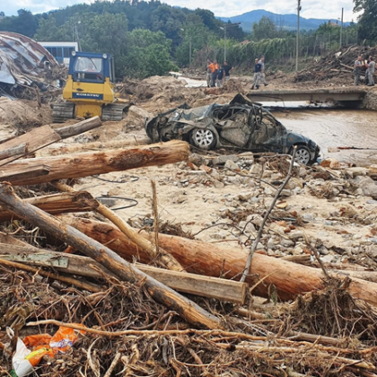 Месец след наводнението в село Каравелово пострадалите хора излязоха да
