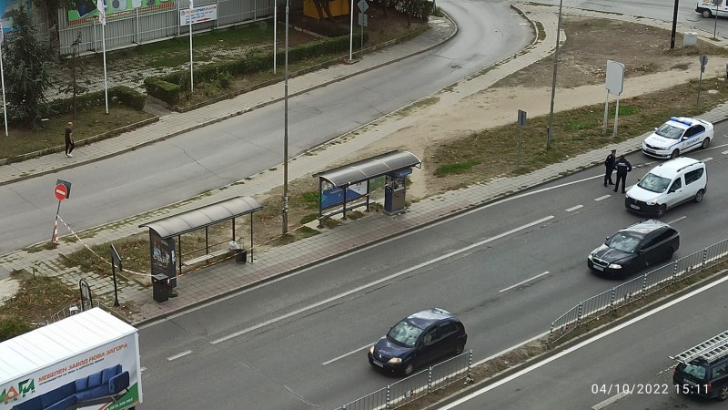 Автобусни спирки срещу мол Варна Тауърс са отцепени от полицията.