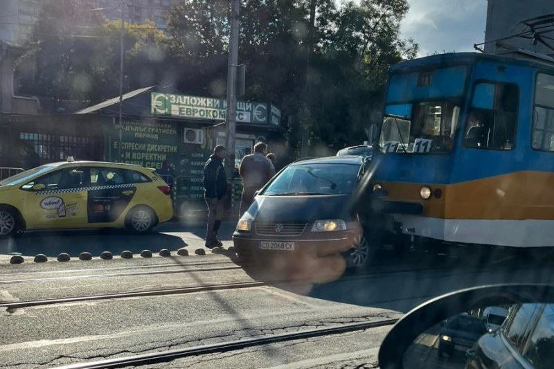 Катастрофа между трамвай и кола стана тази сутрин в София.