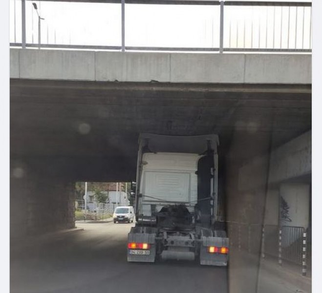 Влекач не можа да мине под мост в Пловдив