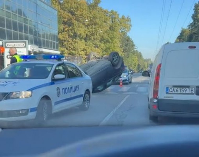 Тежък инцидент! Кола е по таван в София СНИМКИ