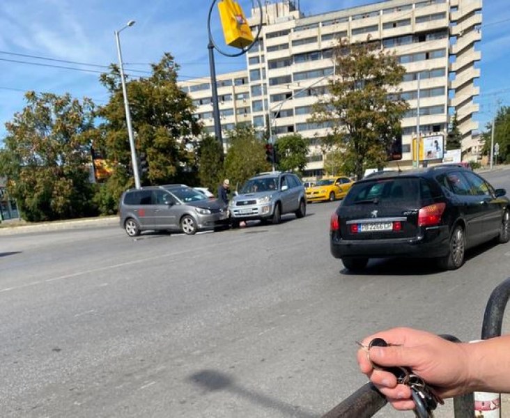Катастрофа на оживен булевард в Пловдив СНИМКА