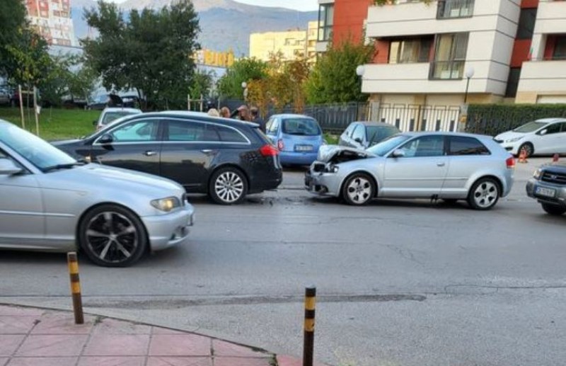 Сутрешно: Две коли се блъснаха в София СНИМКА