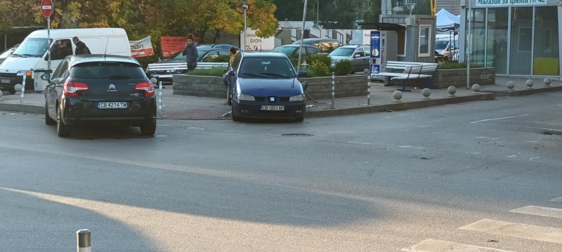 Кола събори колчета на тротоар в София СНИМКИ