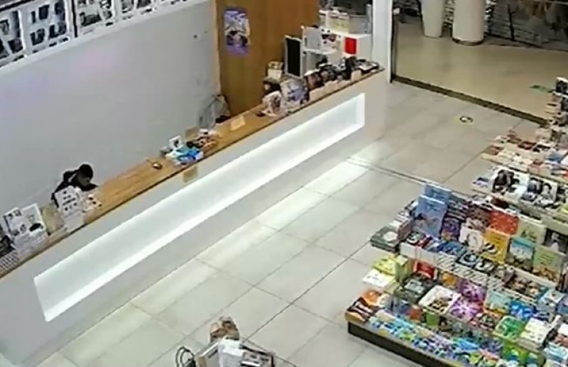 Непълнолетни откраднаха 3 бона от магазин в столичен мол