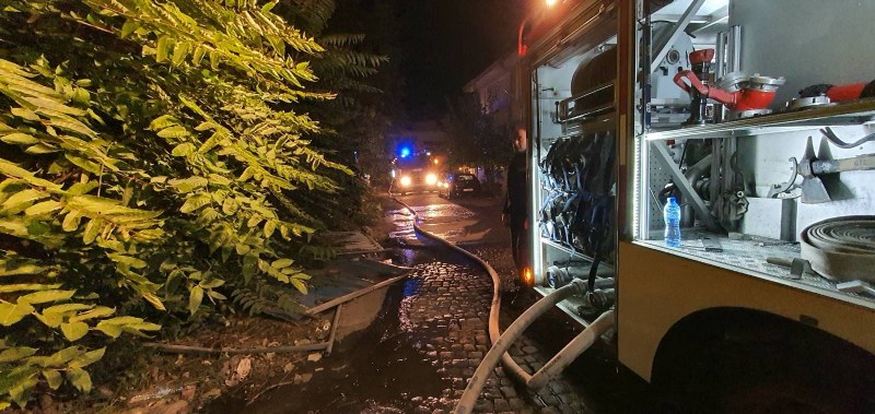 Пожар горя в бивш тютюнев склад в Пловдив СНИМКИ