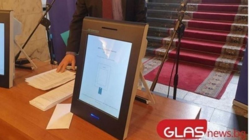 Проверяват машини от гласуването с надписа „Дневникът е подправен