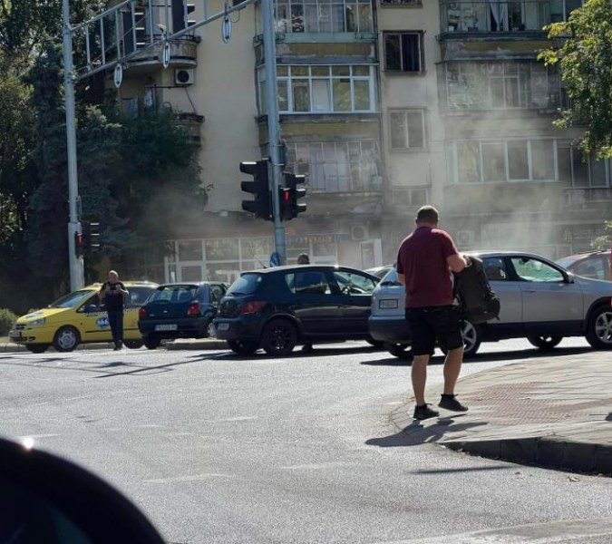 Тежка катастрофа в Пловдив, кола мина на червено ВИДЕО