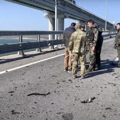 Пуснато е движението на леки коли и автобуси по Кримския