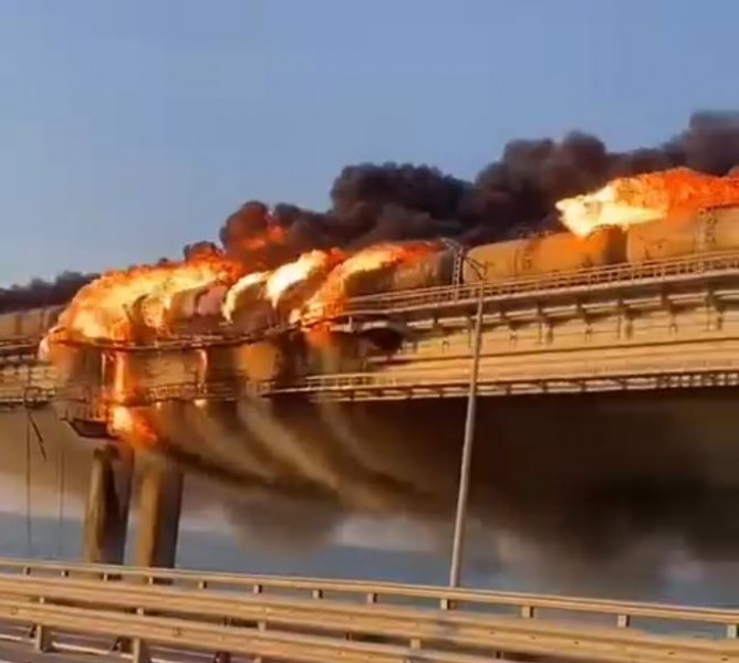 Пожар и експлозия на Кримския мост ВИДЕО