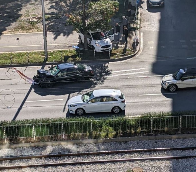 Сблъсък между две коли в София, едната е с разбита предница СНИМКА