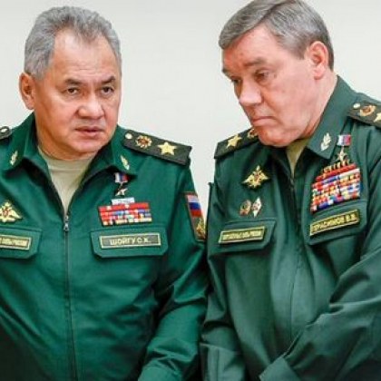 Министърът на отбраната на Русия Сергей Шойгу и шефът на Генералния