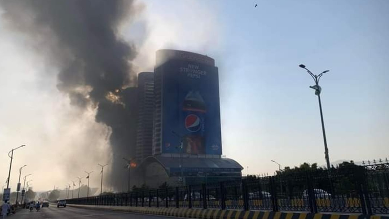 Голям пожар лумна в търговски център в Пакистан ВИДЕО+СНИМКИ