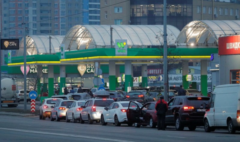 На бензиностанциите в Украйна се извиха огромни опашки ВИДЕО